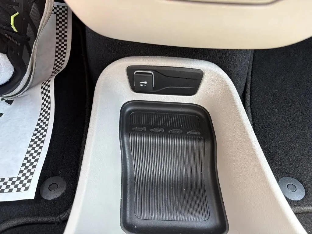 Chrysler Pacifica photo 21