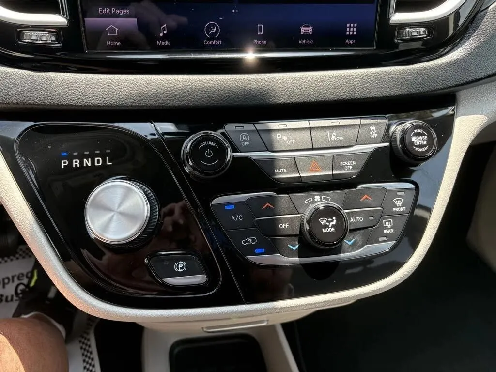 Chrysler Pacifica photo 19