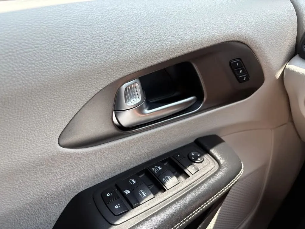 Chrysler Pacifica photo 24
