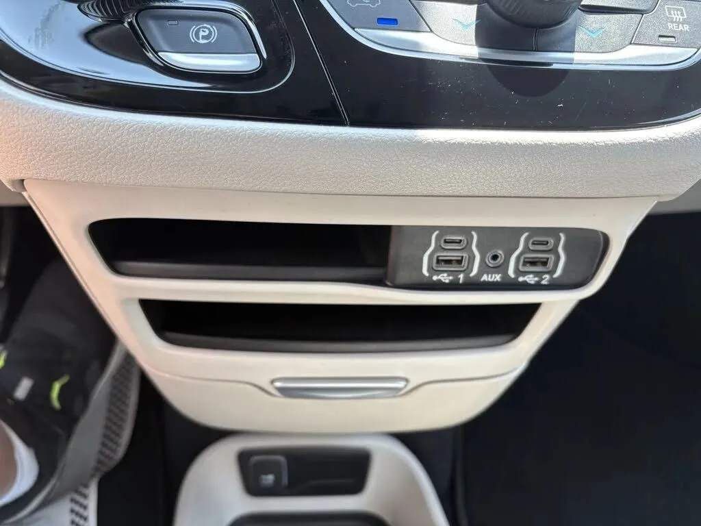 Chrysler Pacifica photo 20