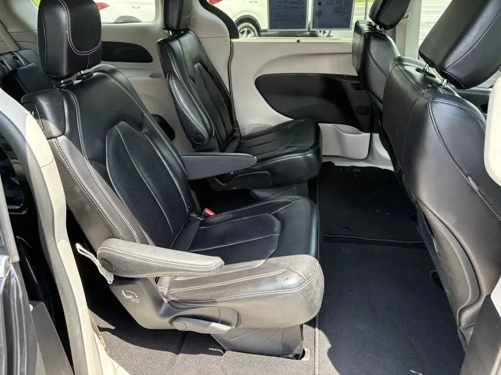 Chrysler Pacifica photo 29