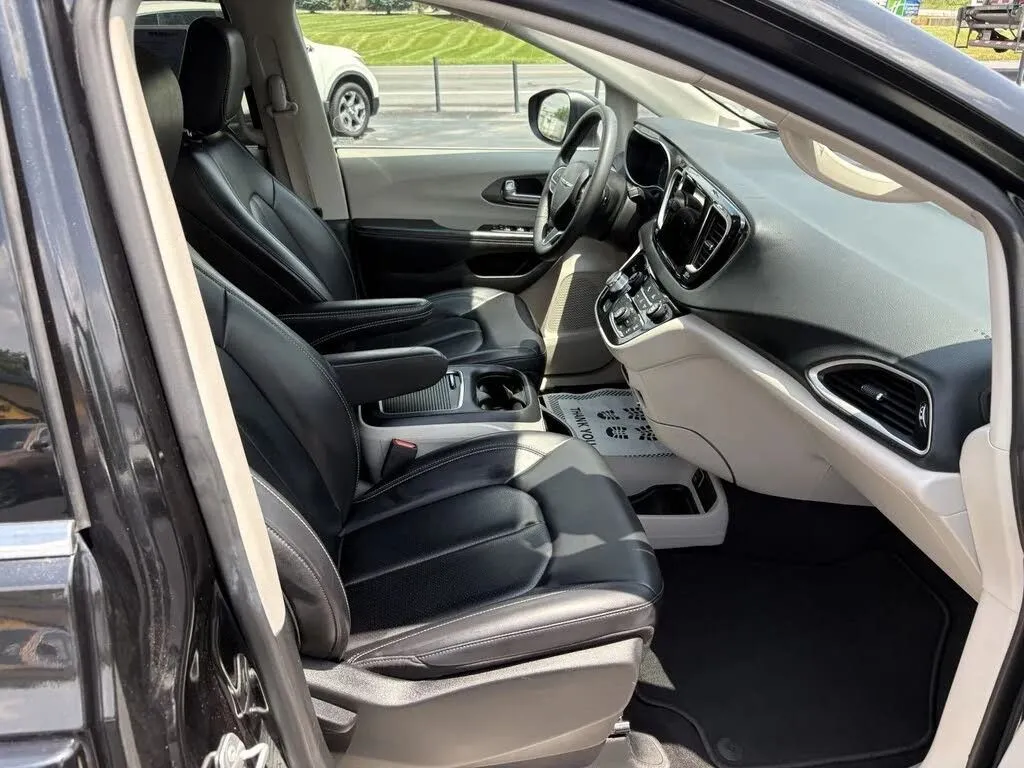 Chrysler Pacifica photo 32