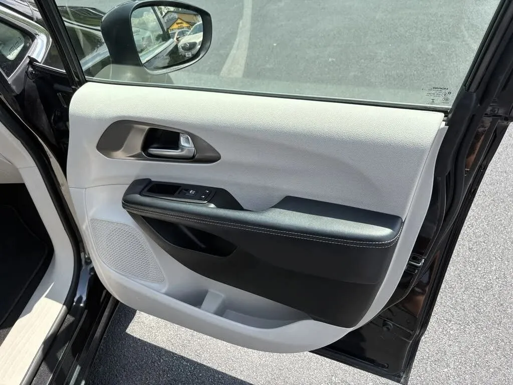 Chrysler Pacifica photo 31