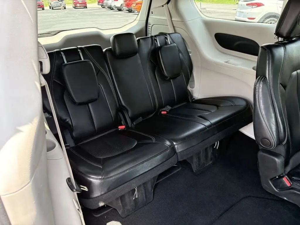Chrysler Pacifica photo 30