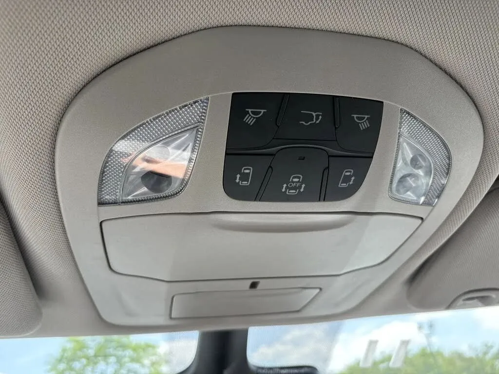 Chrysler Pacifica photo 22
