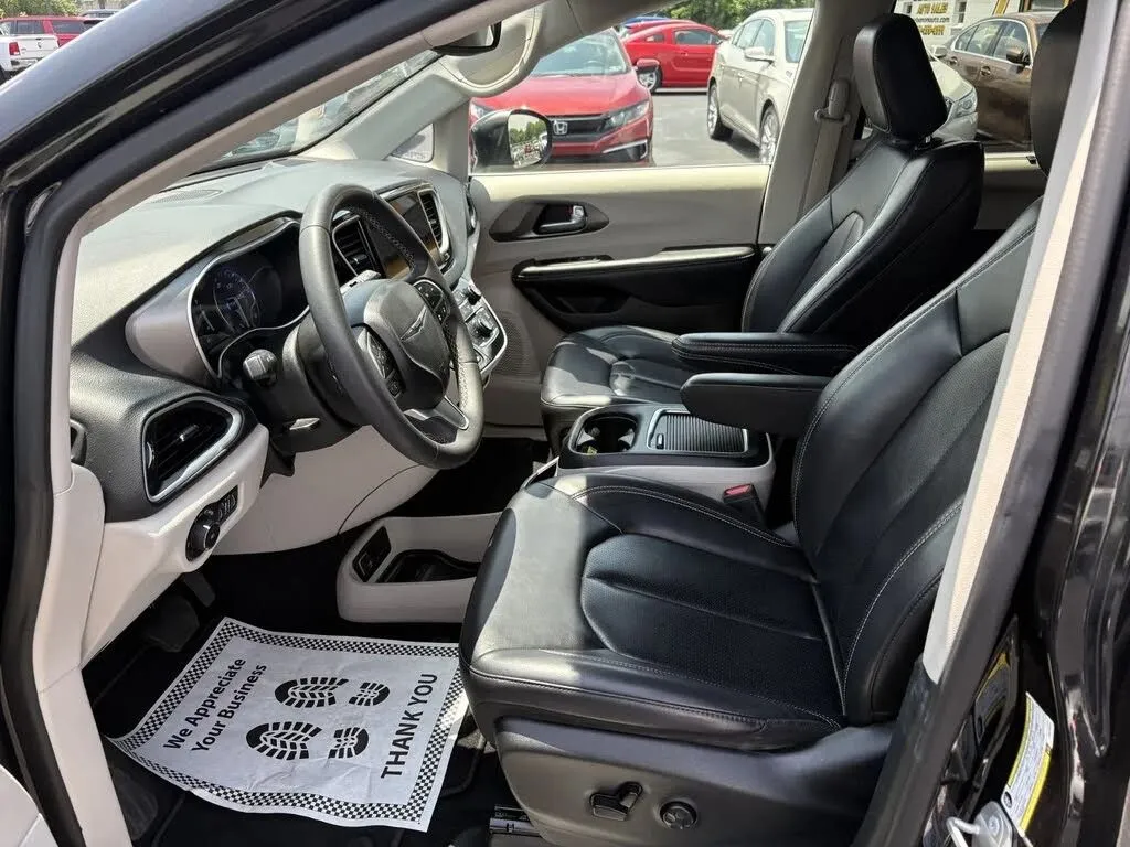 Chrysler Pacifica photo 26