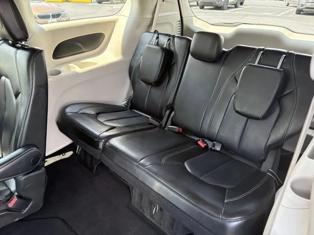 Chrysler Pacifica photo 28