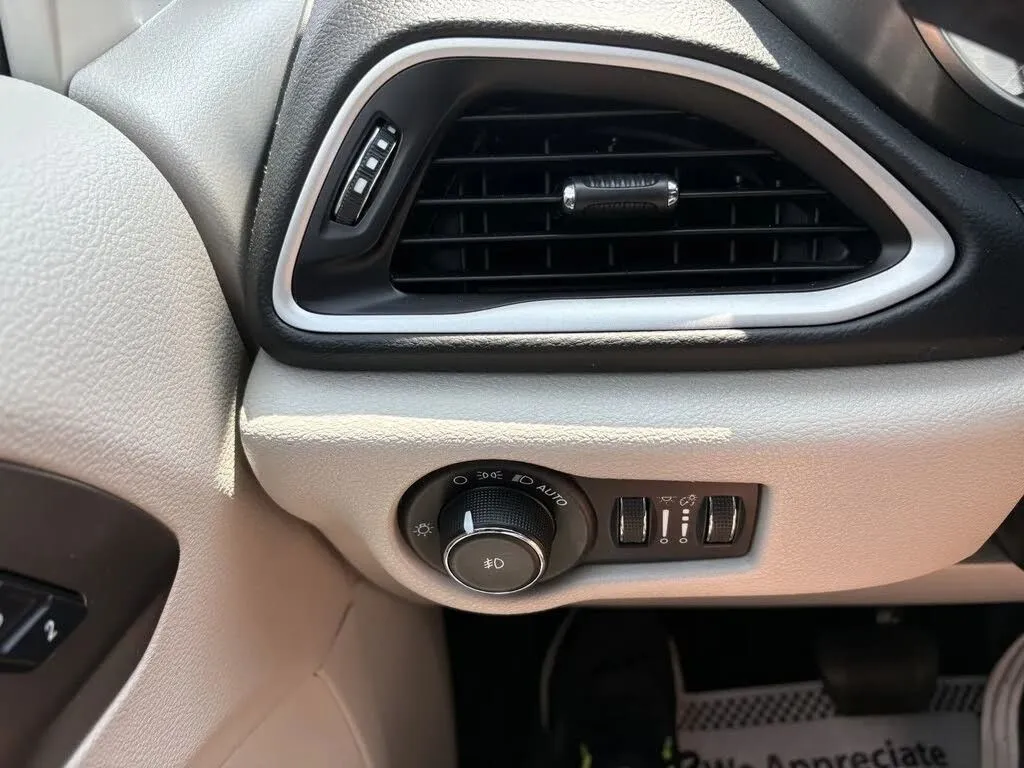 Chrysler Pacifica photo 23