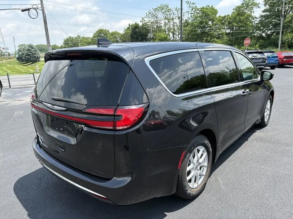 Chrysler Pacifica photo 10