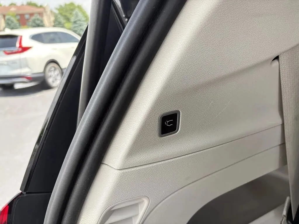Chrysler Pacifica photo 9