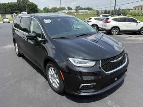 Black 2023 Chrysler Pacifica Touring L for sale in Lebanon, PA