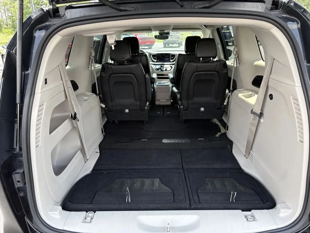 Chrysler Pacifica photo 8