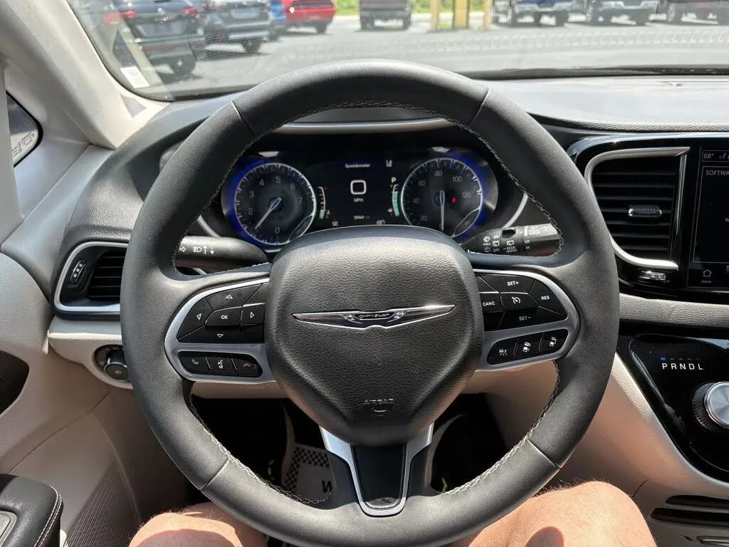 Chrysler Pacifica photo 12