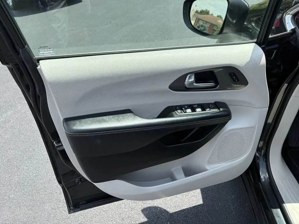 Chrysler Pacifica photo 25