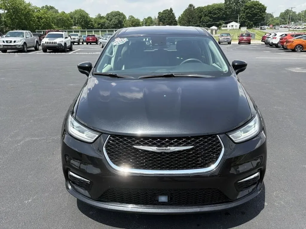 Chrysler Pacifica photo 2