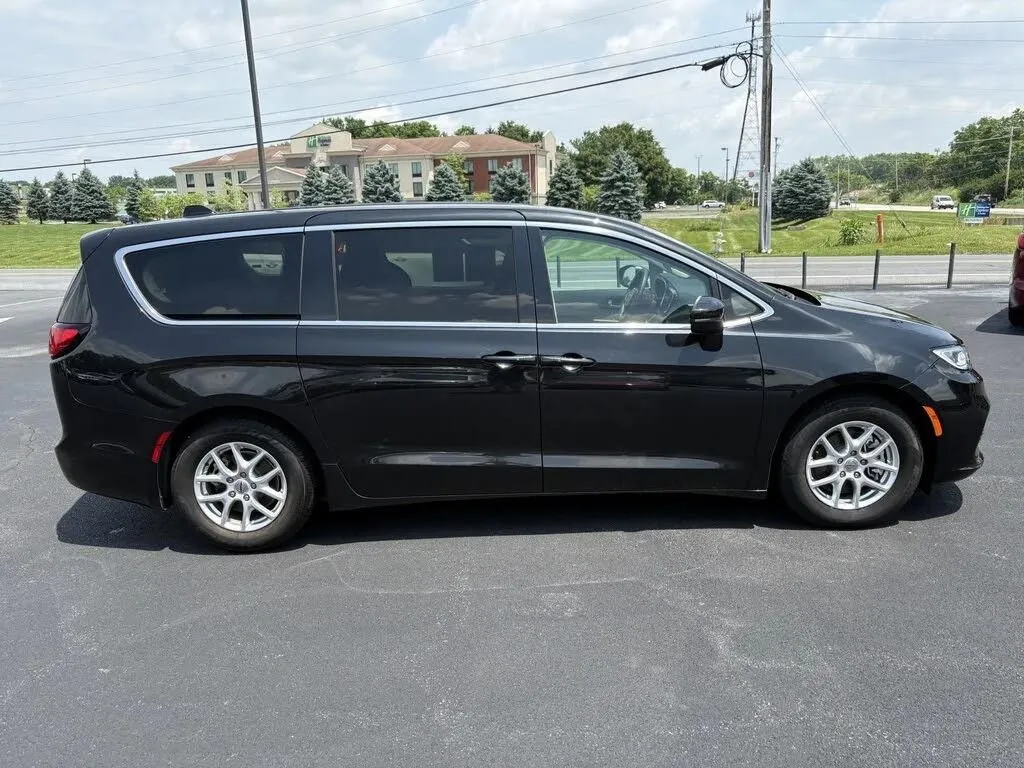 Chrysler Pacifica photo 11