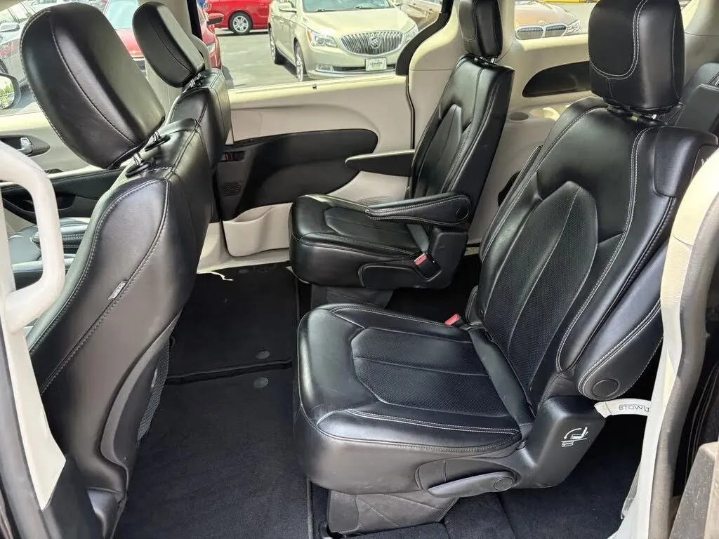 Chrysler Pacifica photo 27