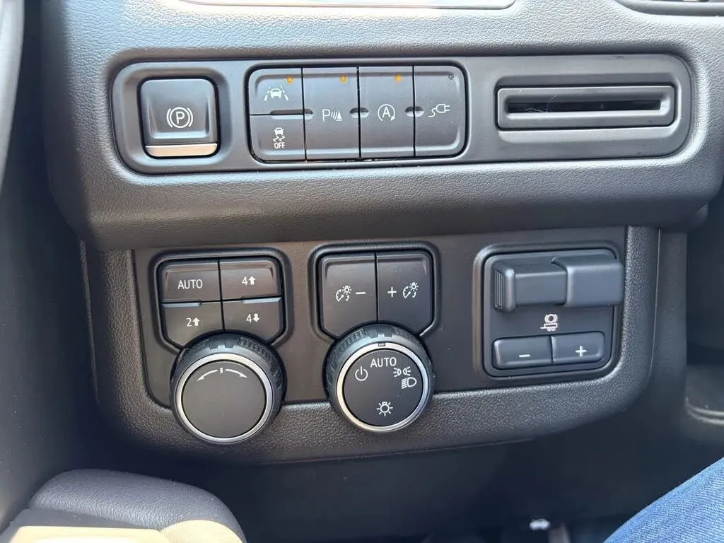 Chevrolet Suburban photo 34