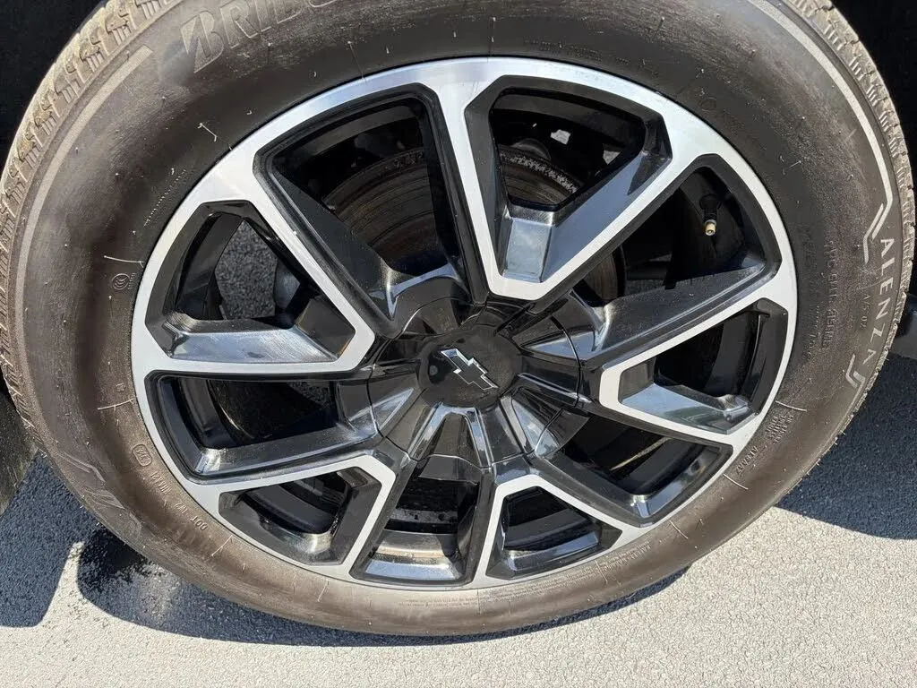 Chevrolet Suburban photo 11