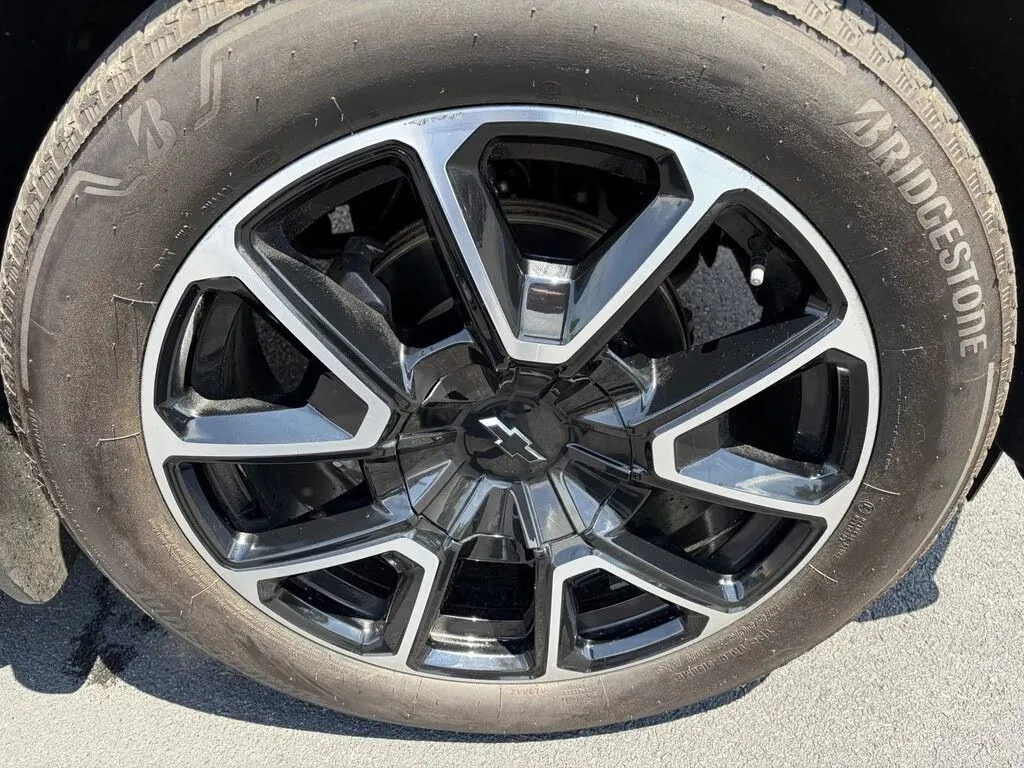 Chevrolet Suburban photo 12