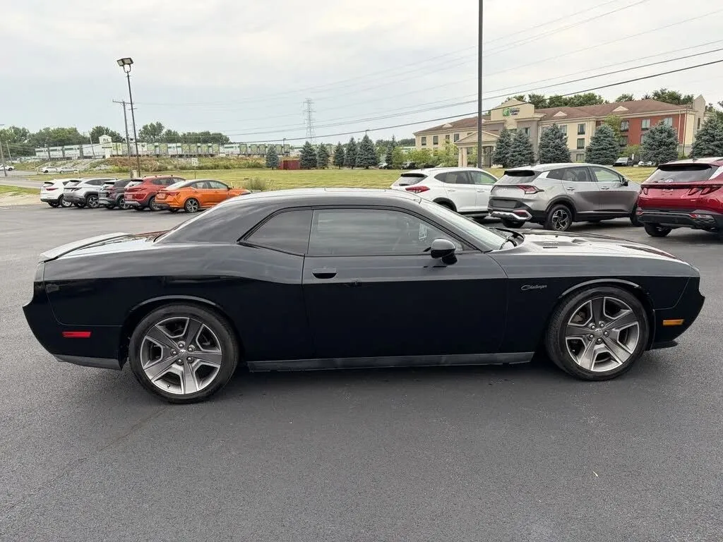 Dodge Challenger photo 8