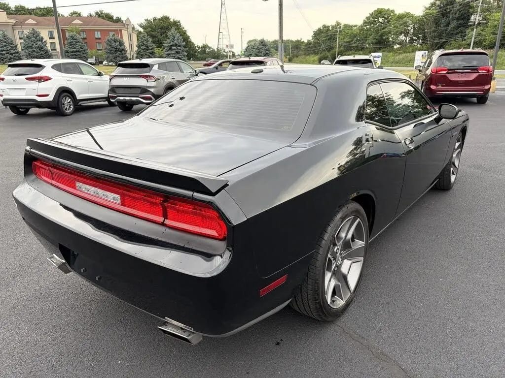 Dodge Challenger photo 7