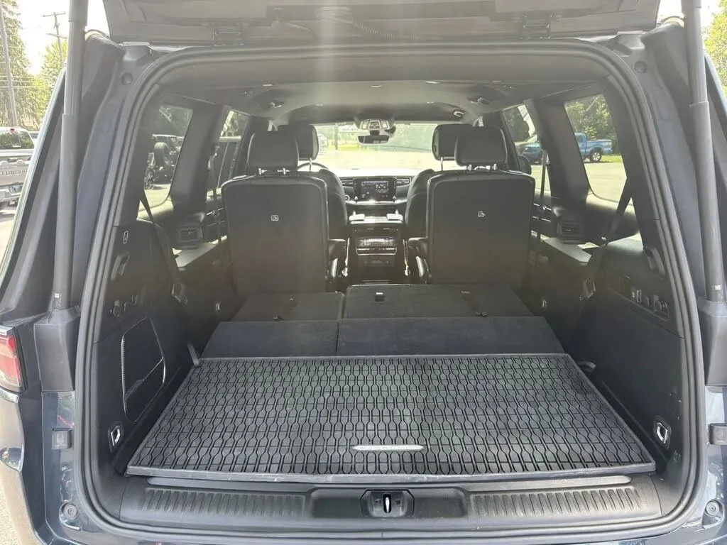 Jeep Wagoneer photo 32