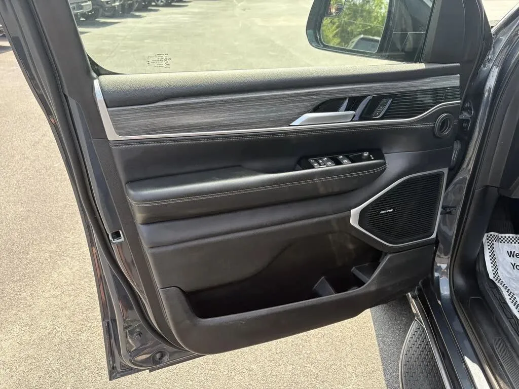 Jeep Wagoneer photo 26