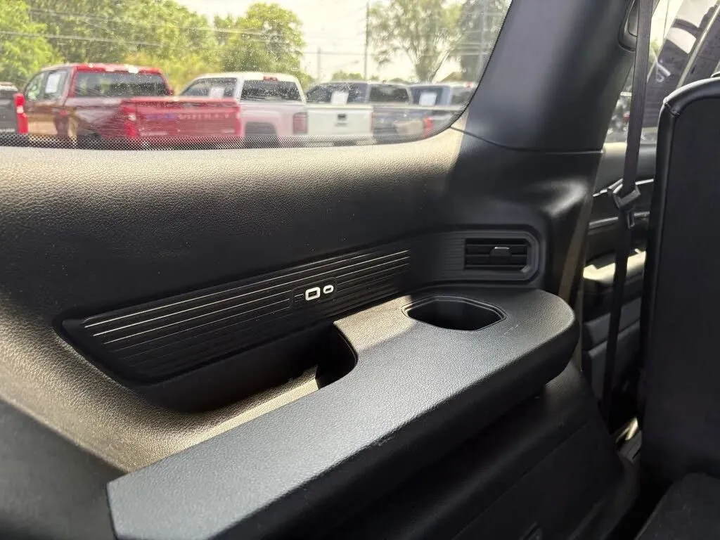 Jeep Wagoneer photo 33