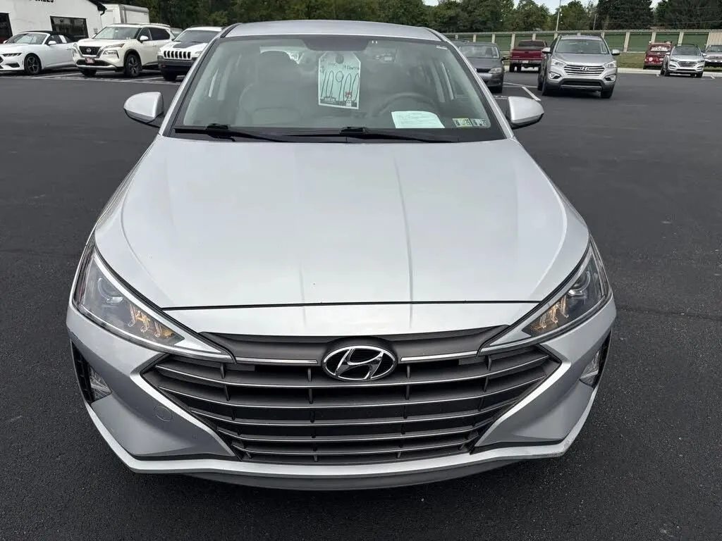 Hyundai Elantra photo 2