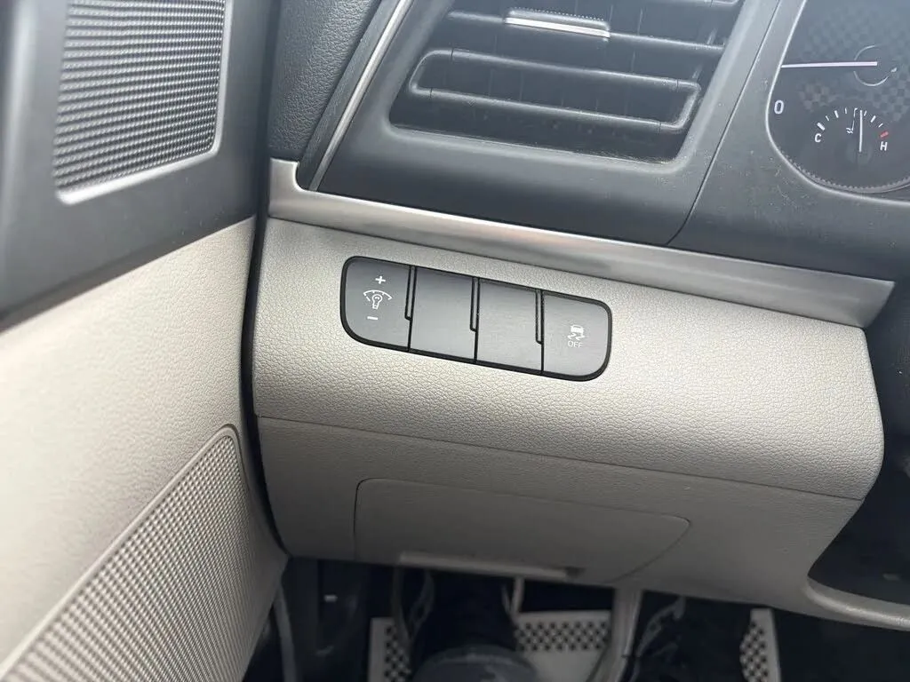 Hyundai Elantra photo 30