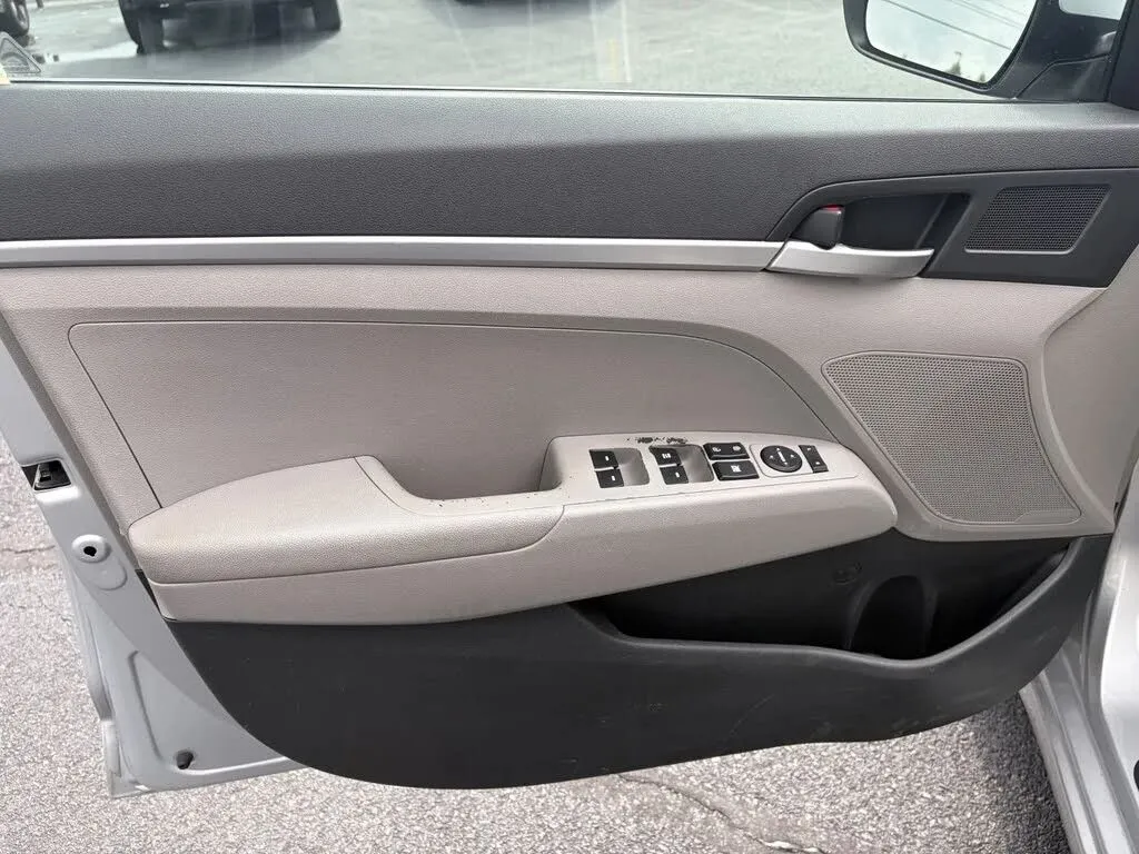 Hyundai Elantra photo 19