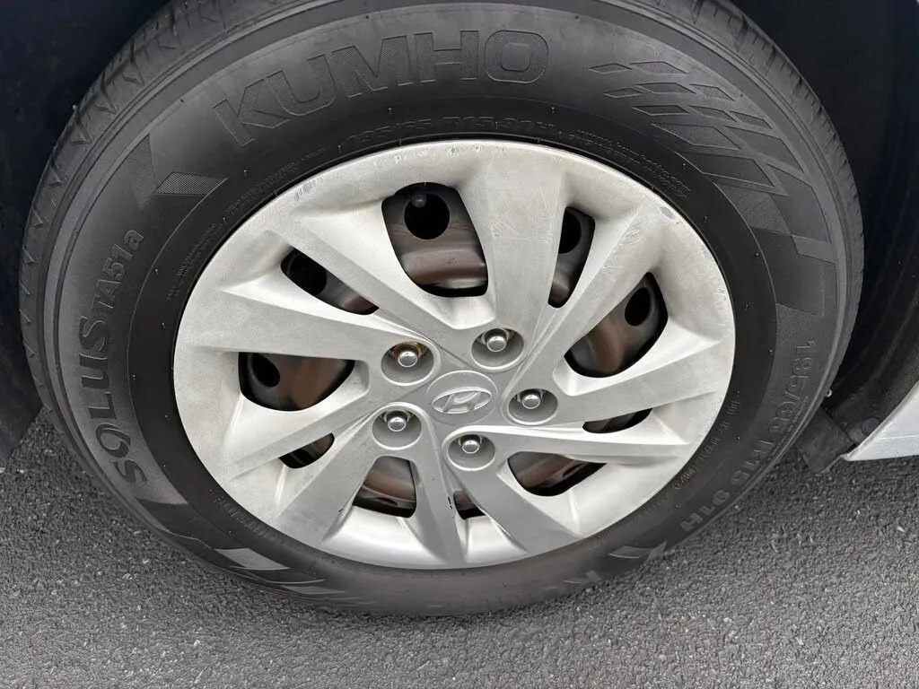 Hyundai Elantra photo 12