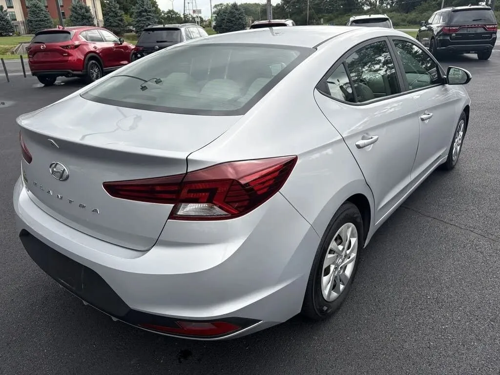 Hyundai Elantra photo 7
