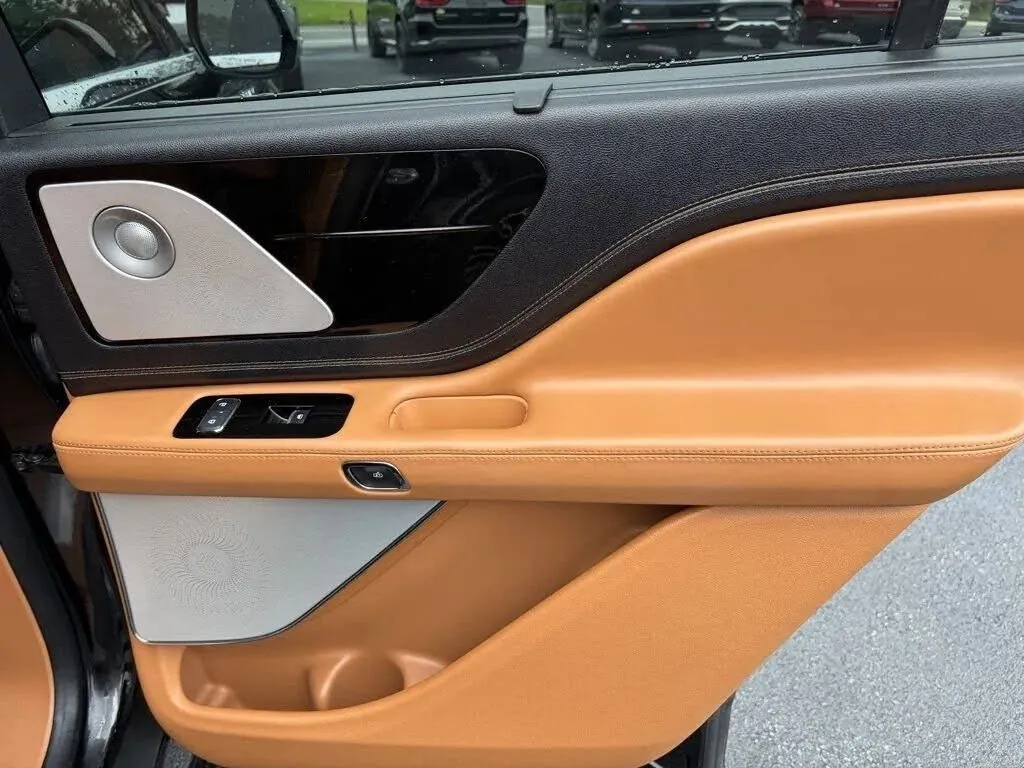 Lincoln Aviator photo 25