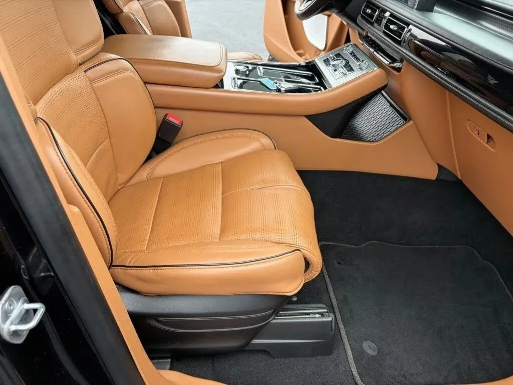 Lincoln Aviator photo 28