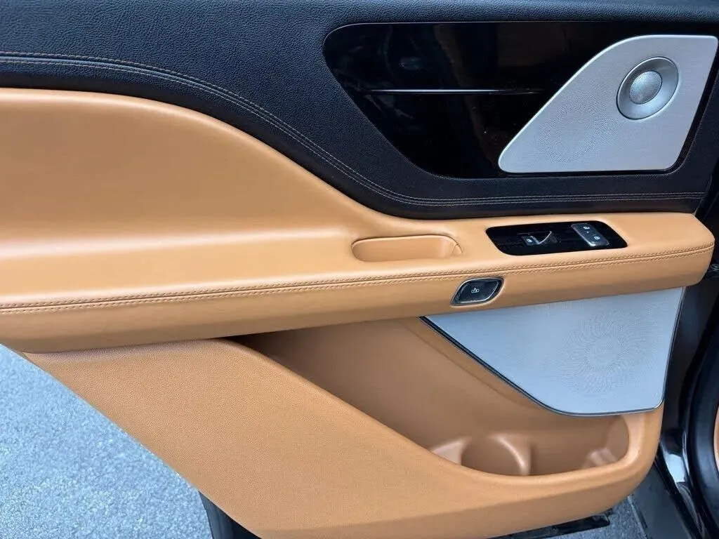 Lincoln Aviator photo 21