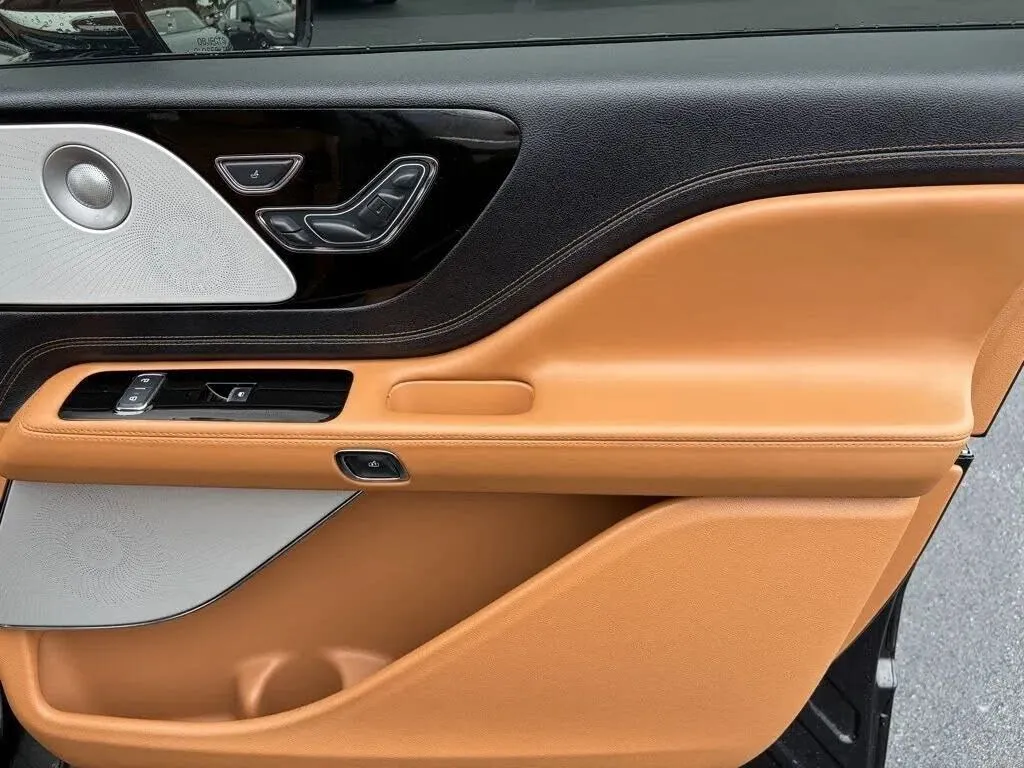 Lincoln Aviator photo 29