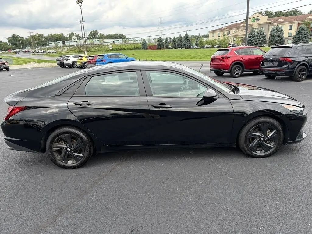 Hyundai Elantra photo 8