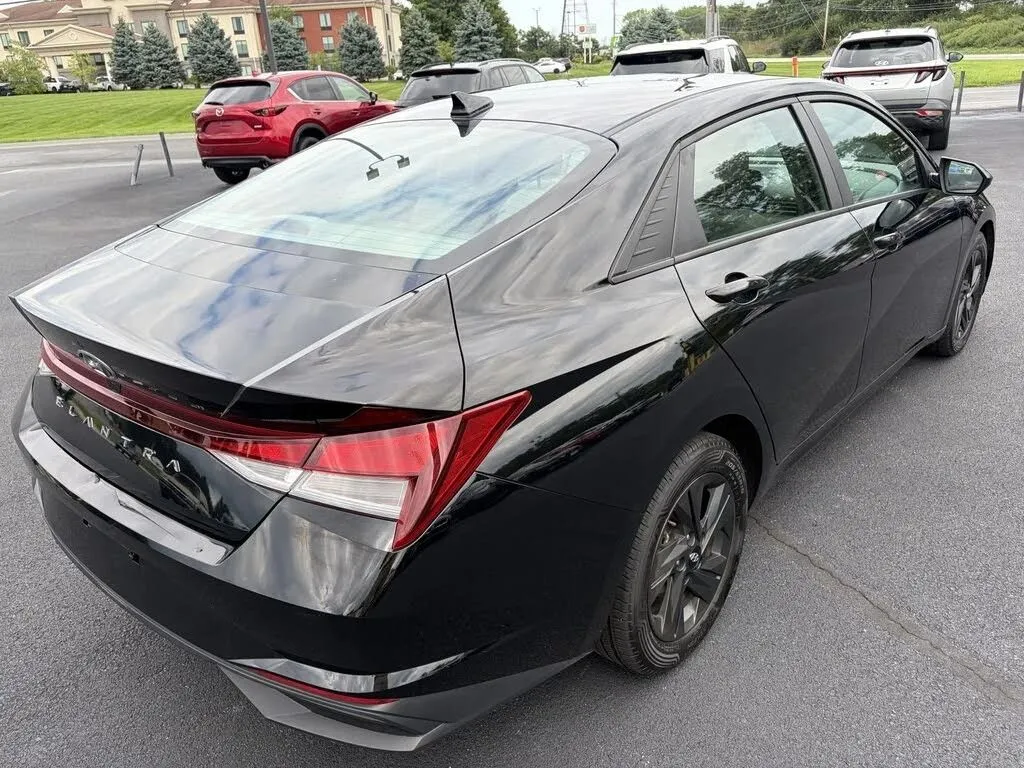 Hyundai Elantra photo 7