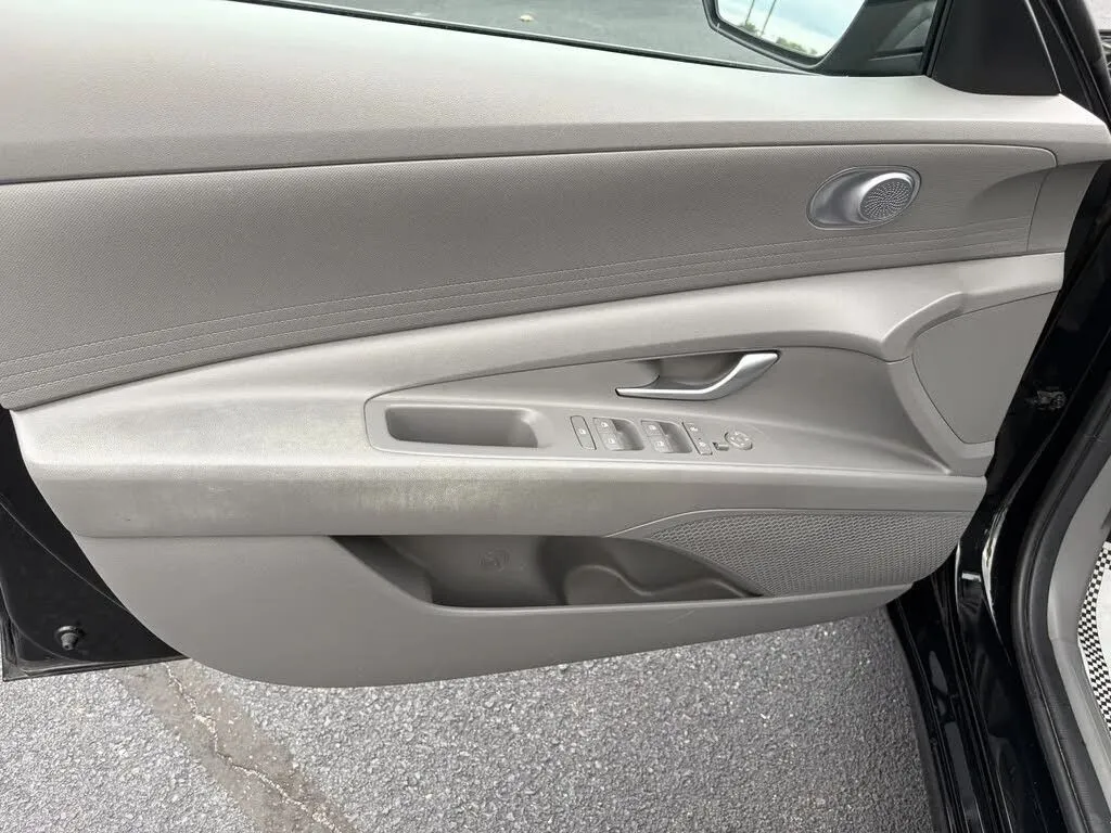 Hyundai Elantra photo 16