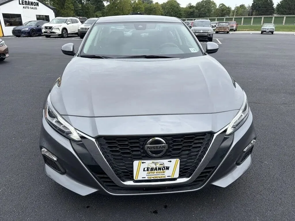 Nissan Altima photo 2