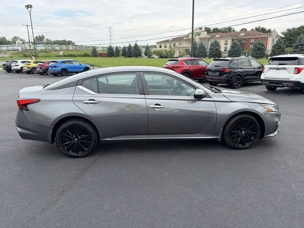 Nissan Altima photo 8