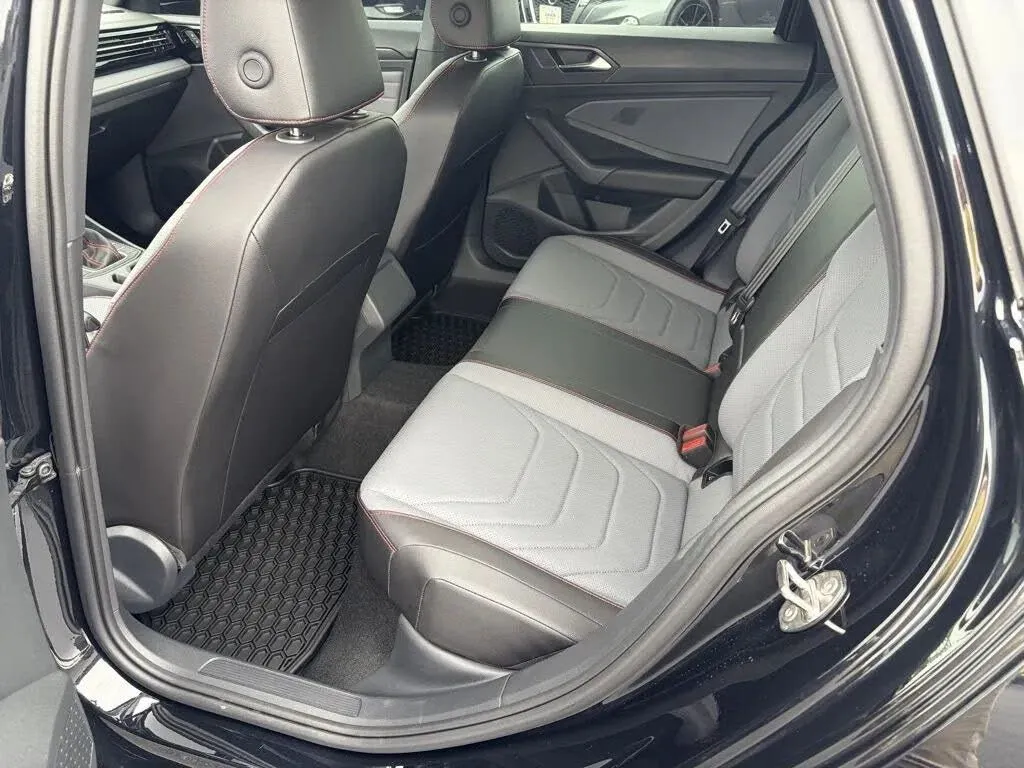 Volkswagen Jetta GLI photo 20