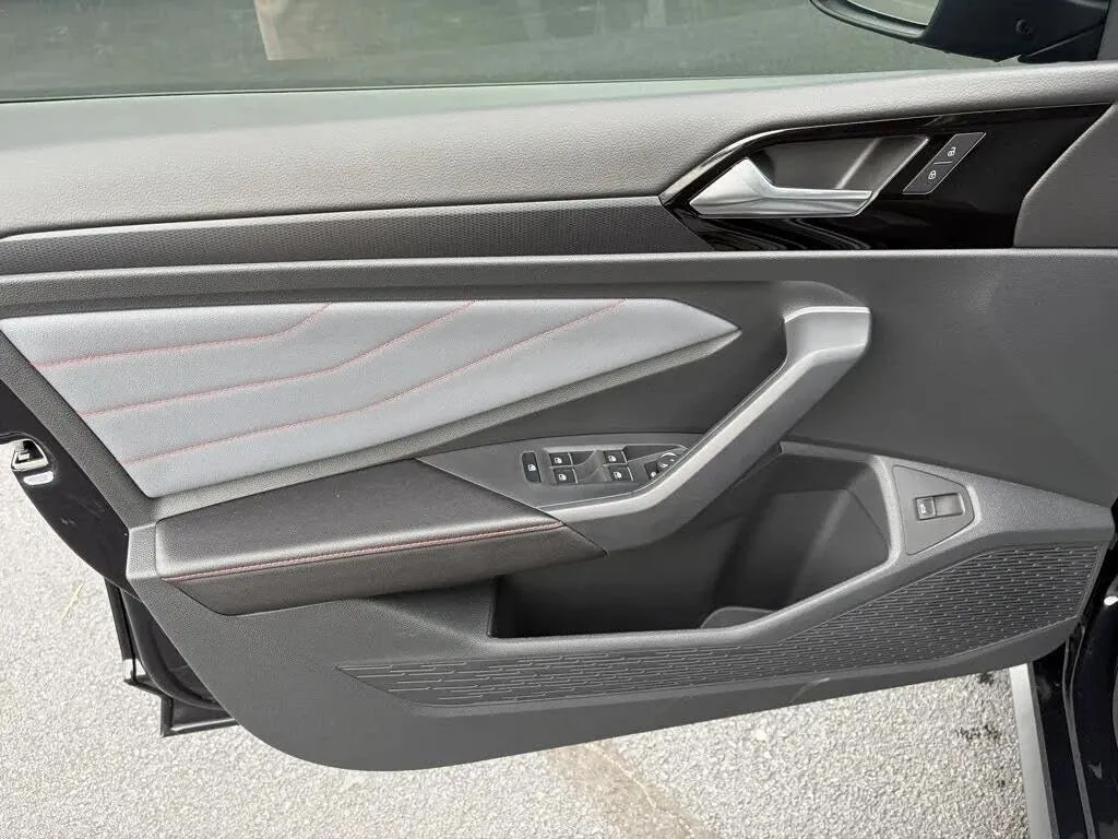 Volkswagen Jetta GLI photo 19