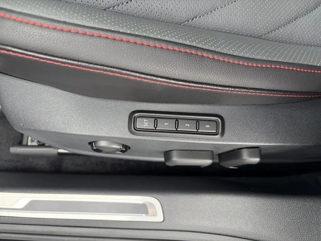 Volkswagen Jetta GLI photo 17