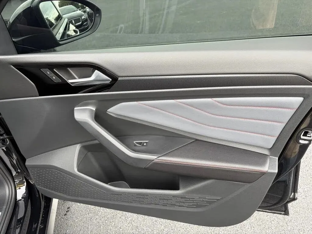 Volkswagen Jetta GLI photo 26