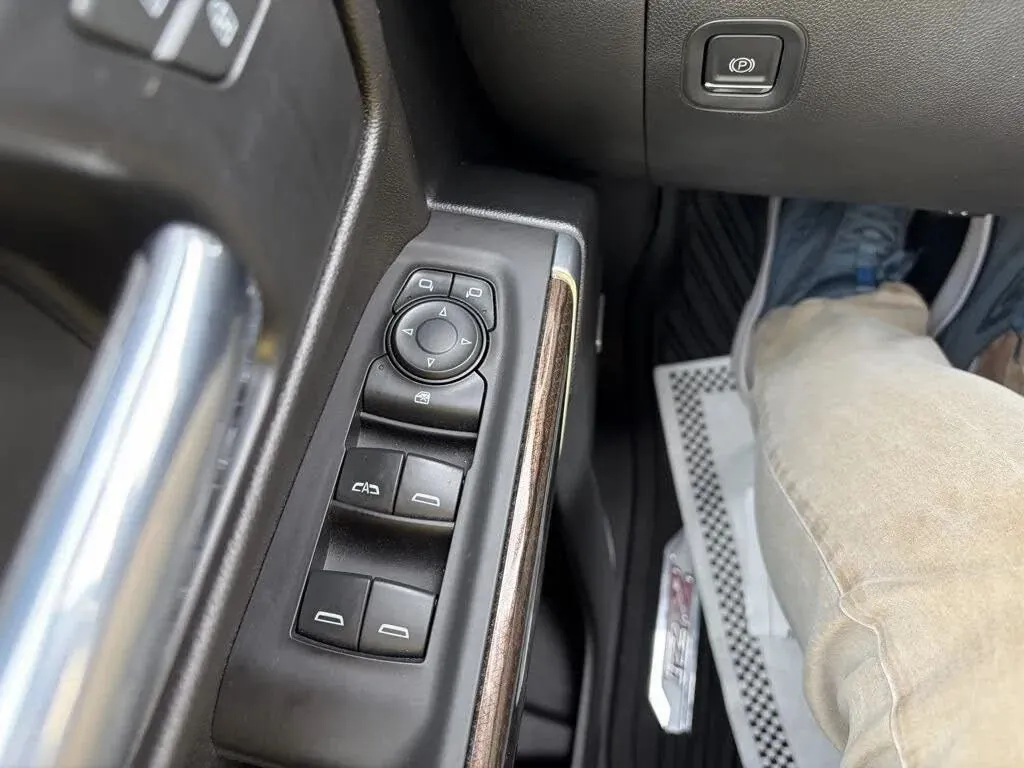Chevrolet Silverado photo 36