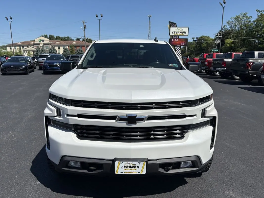 Chevrolet Silverado photo 2