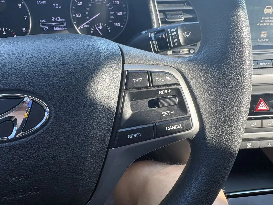 Hyundai Elantra photo 12